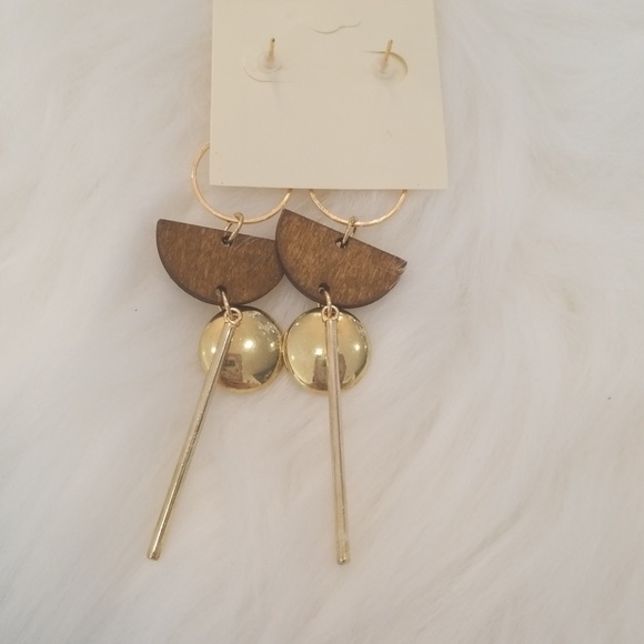 Light brown wood with gold toned metal earrings - Picture 3 of 3